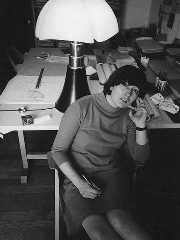 Gae Aulenti et l'incroyable lampe Pipistrello
